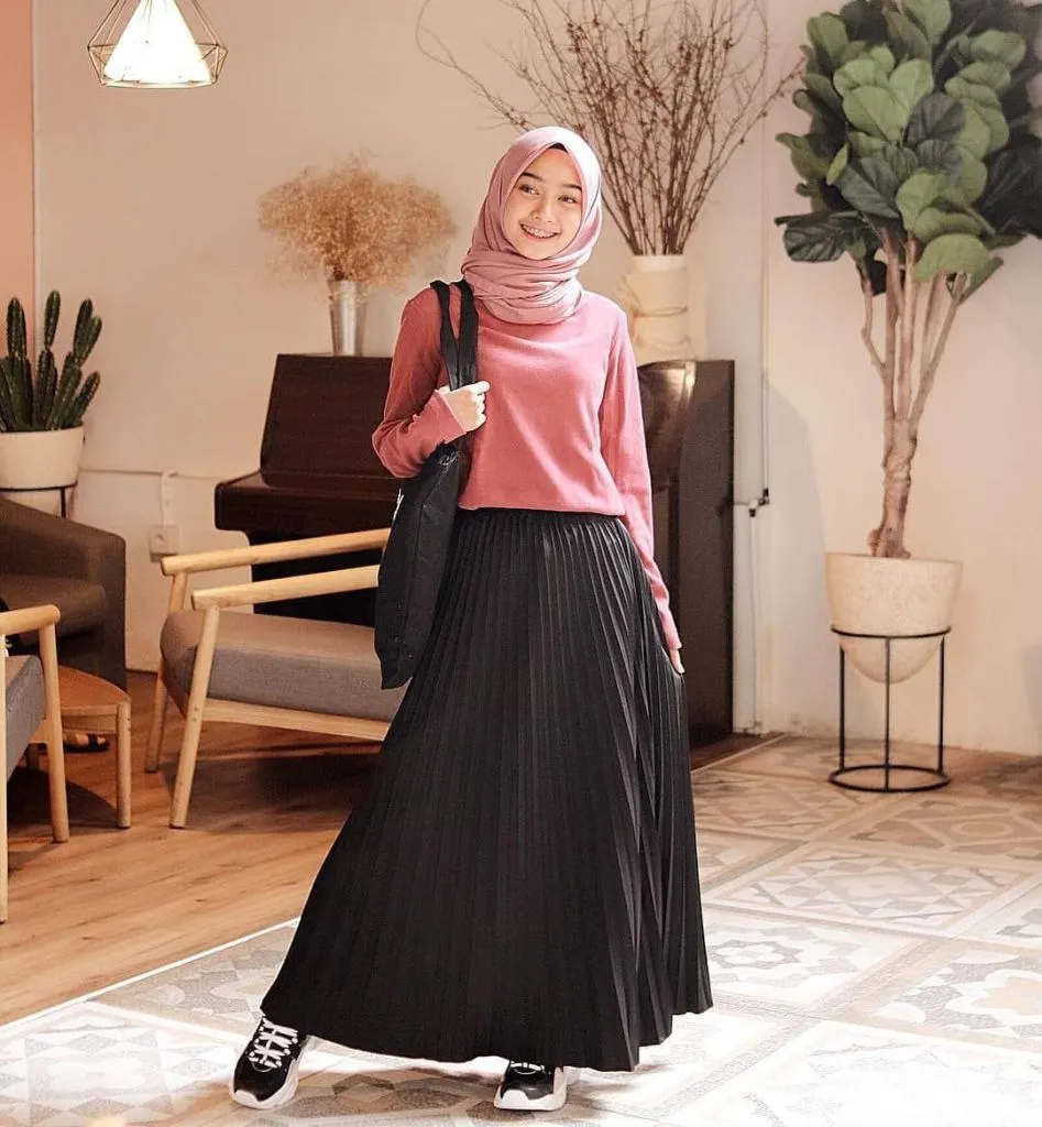 Rok Plisket Hitam Cocok Dengan Baju Apa? Ini Yang Paling Cocok! 9 Rok Plisket Hitam Cocok Dengan Baju Apa