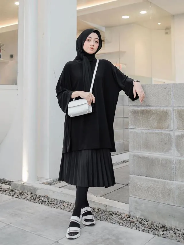 Rok Plisket Hitam Cocok Dengan Baju Apa? Ini Yang Paling Cocok! 7 Rok Plisket Hitam Cocok Dengan Baju Apa