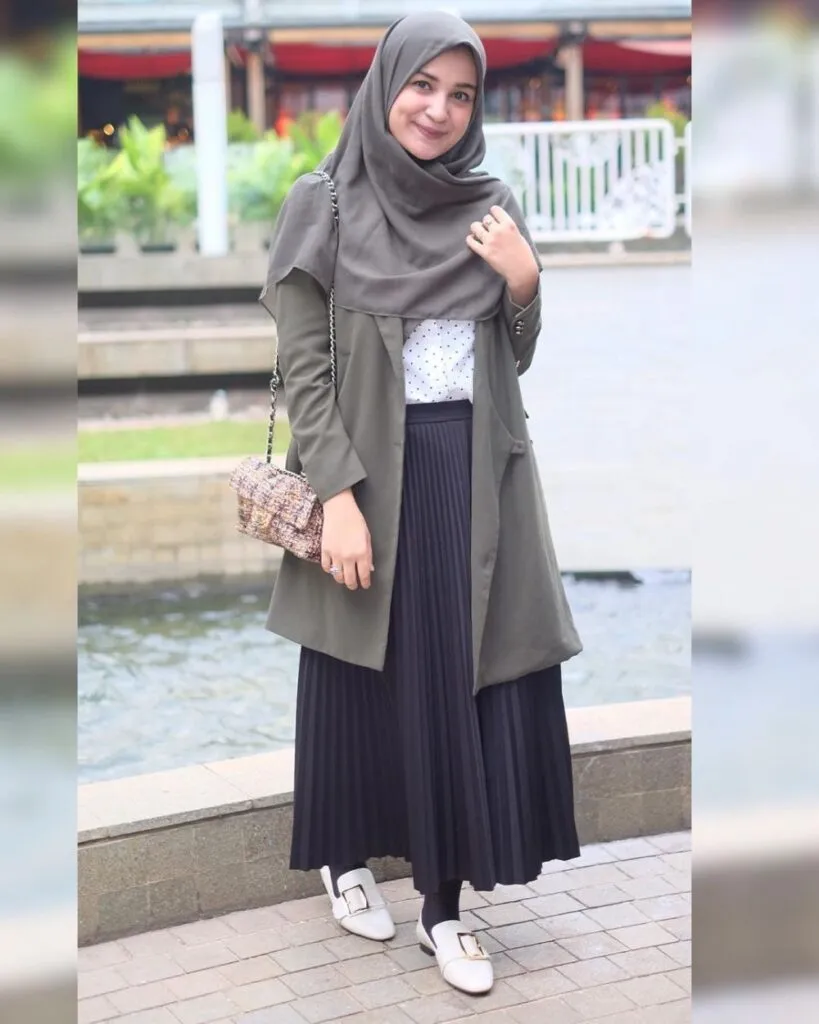 Rok Plisket Hitam Cocok Dengan Baju Apa? Ini Yang Paling Cocok! 5 Rok Plisket Hitam Cocok Dengan Baju Apa