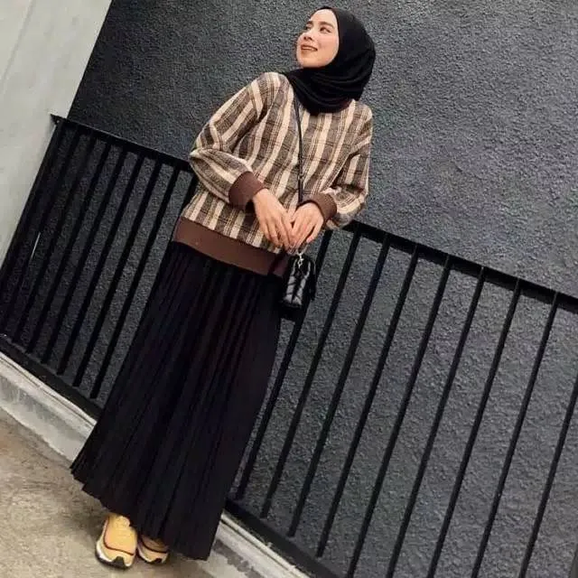 Rok Plisket Hitam Cocok Dengan Baju Apa? Ini Yang Paling Cocok! 2 Rok Plisket Hitam Cocok Dengan Baju Apa