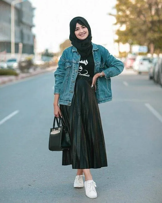 Rok Plisket Hitam Cocok Dengan Baju Apa? Ini Yang Paling Cocok! 21 Rok Plisket Hitam Cocok Dengan Baju Apa