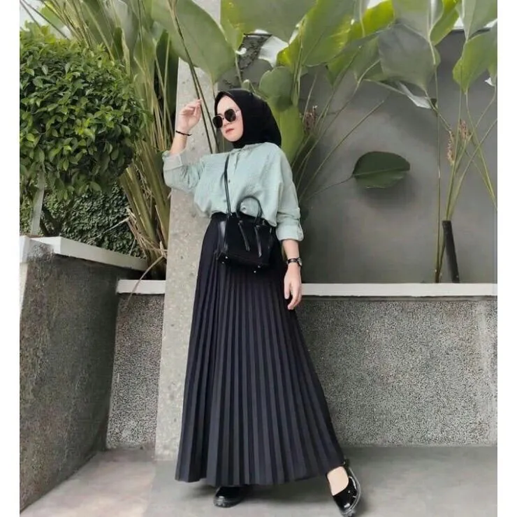 Rok Plisket Hitam Cocok Dengan Baju Apa? Ini Yang Paling Cocok! 20 Rok Plisket Hitam Cocok Dengan Baju Apa