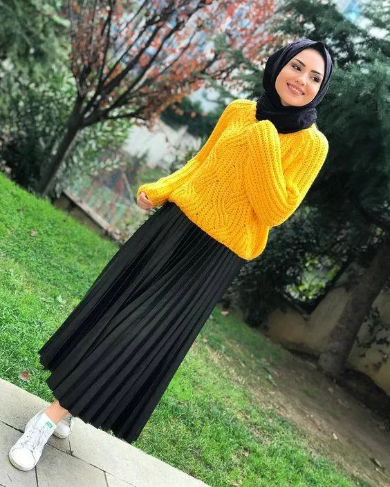 Rok Plisket Hitam Cocok Dengan Baju Apa? Ini Yang Paling Cocok! 16 Rok Plisket Hitam Cocok Dengan Baju Apa