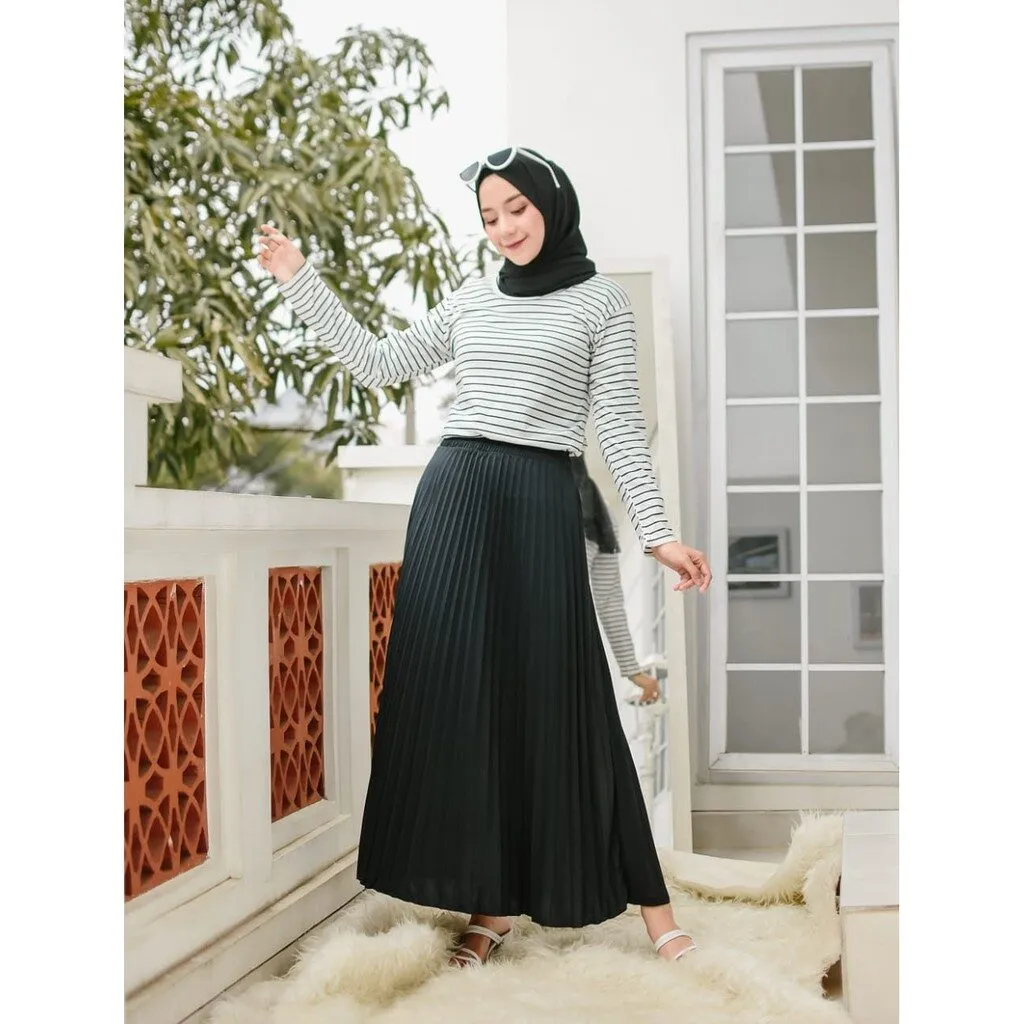 Rok Plisket Hitam Cocok Dengan Baju Apa? Ini Yang Paling Cocok! 13 Rok Plisket Hitam Cocok Dengan Baju Apa