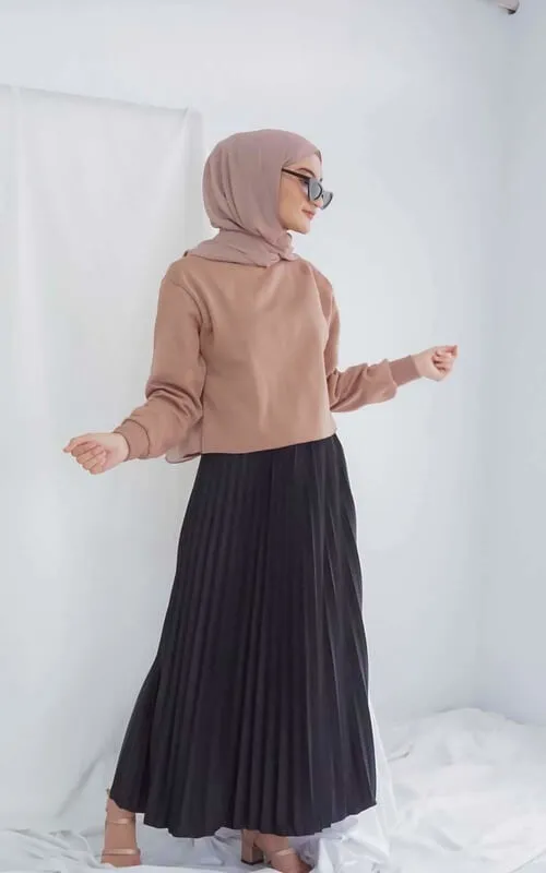 Rok Plisket Hitam Cocok Dengan Baju Apa? Ini Yang Paling Cocok! 4 Rok Plisket Hitam Cocok Dengan Baju Apa