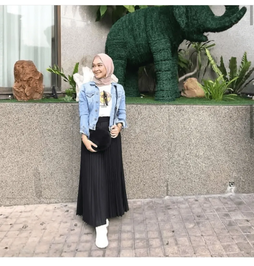 Rok Plisket Hitam Cocok Dengan Baju Apa? Ini Yang Paling Cocok! 19 Rok Plisket Hitam Cocok Dengan Baju Apa