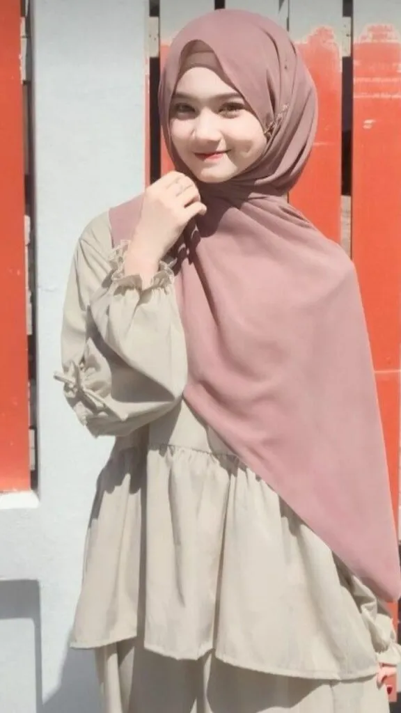 Wanita Cantik Berhijab Kekinian