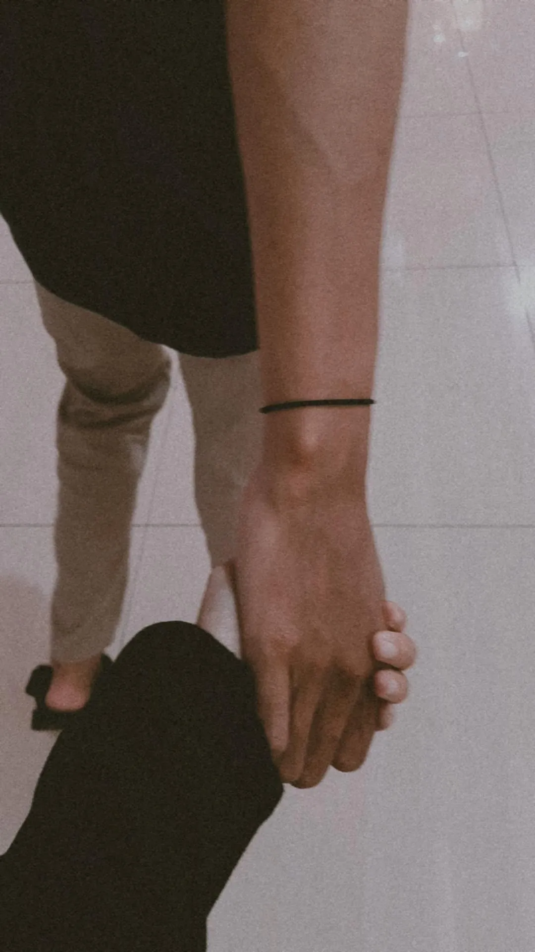 Kumpulan Foto Gandengan Tangan Terbagus dan Terlengkap 2 Foto Gandengan Tangan