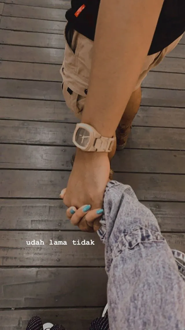 Kumpulan Foto Gandengan Tangan Terbagus dan Terlengkap 31 Foto Gandengan Tangan