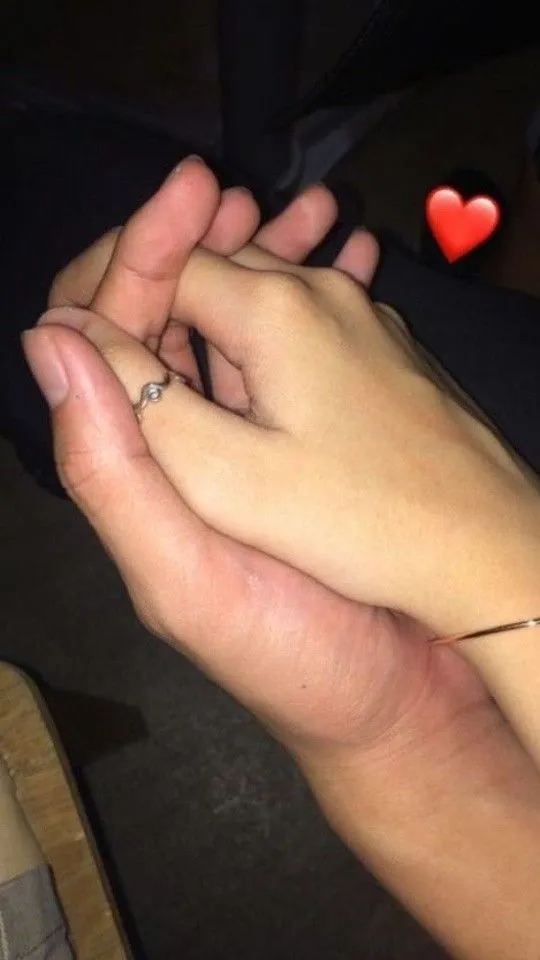 Kumpulan Foto Gandengan Tangan Terbagus dan Terlengkap 14 Foto Gandengan Tangan