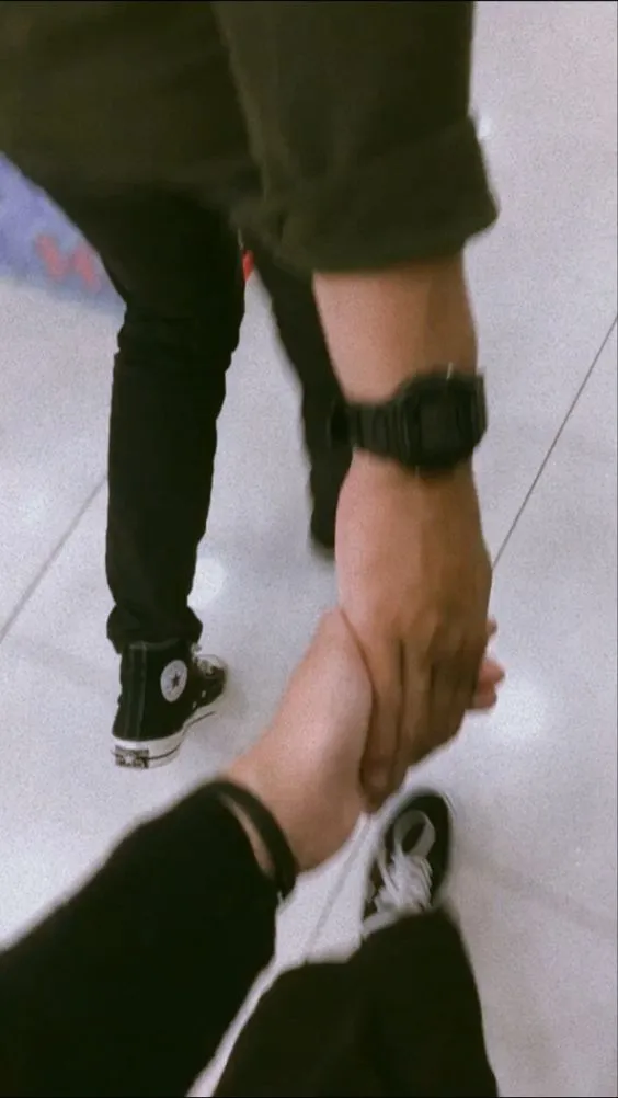 Kumpulan Foto Gandengan Tangan Terbagus dan Terlengkap 23 Foto Gandengan Tangan