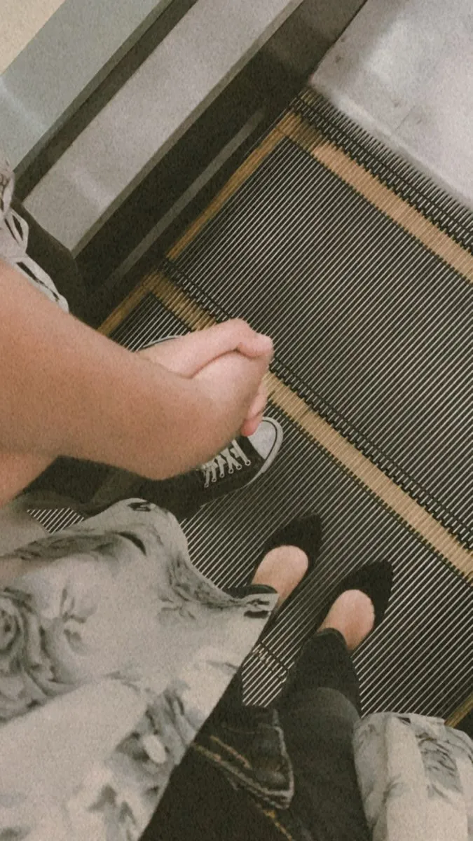 Kumpulan Foto Gandengan Tangan Terbagus dan Terlengkap 25 Foto Gandengan Tangan