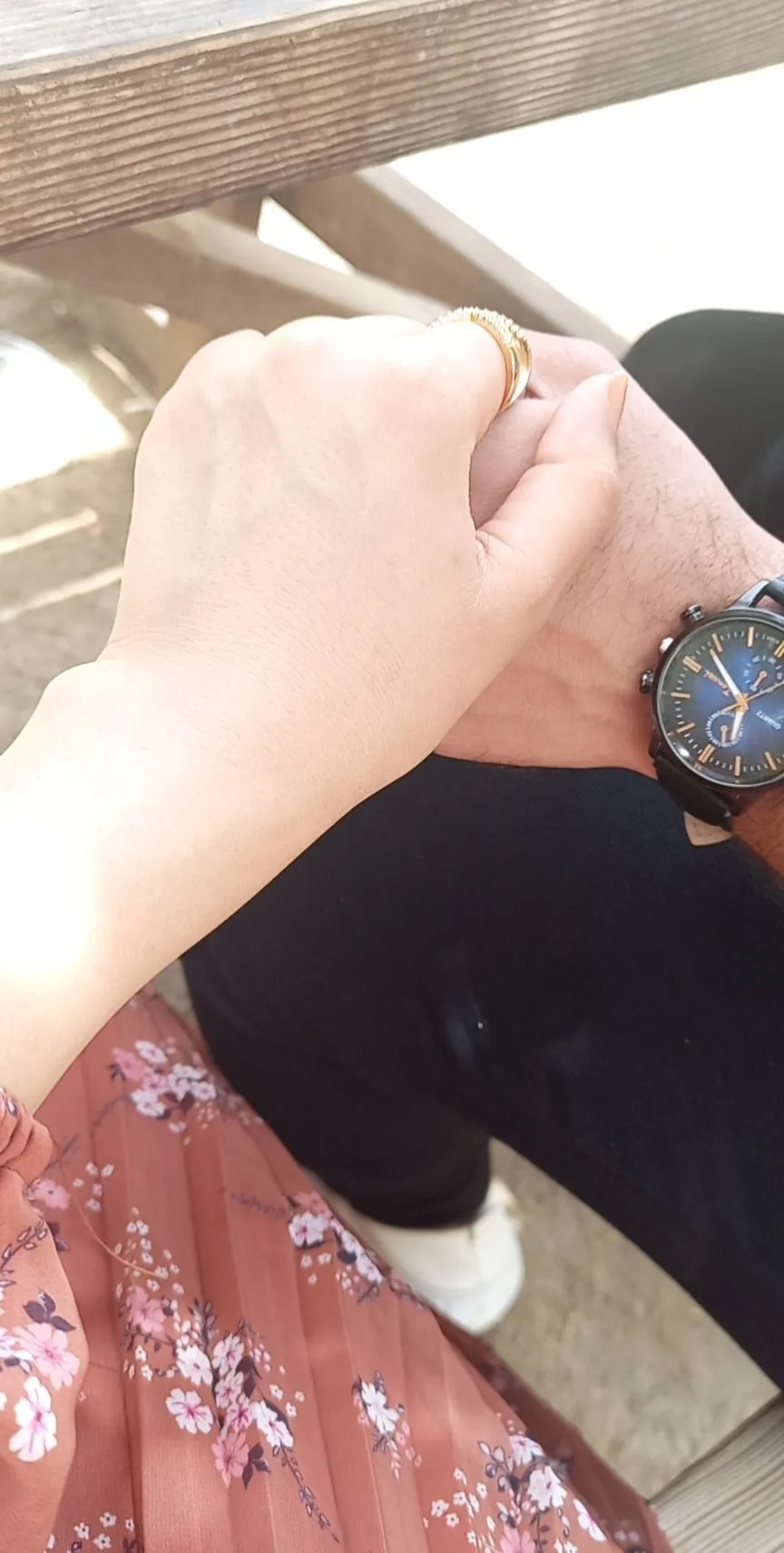 Kumpulan Foto Gandengan Tangan Terbagus dan Terlengkap 27 Foto Gandengan Tangan