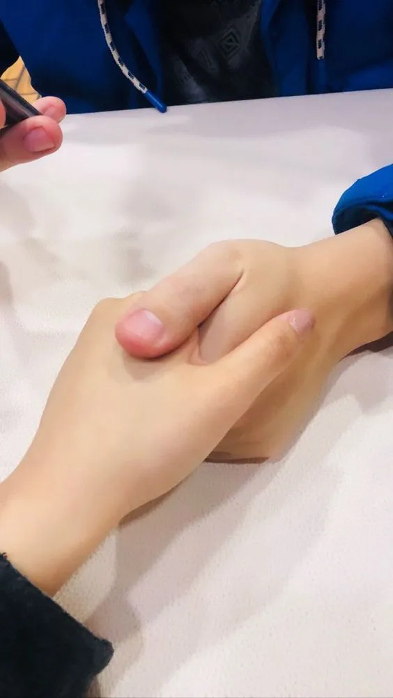 Kumpulan Foto Gandengan Tangan Terbagus dan Terlengkap 28 Foto Gandengan Tangan