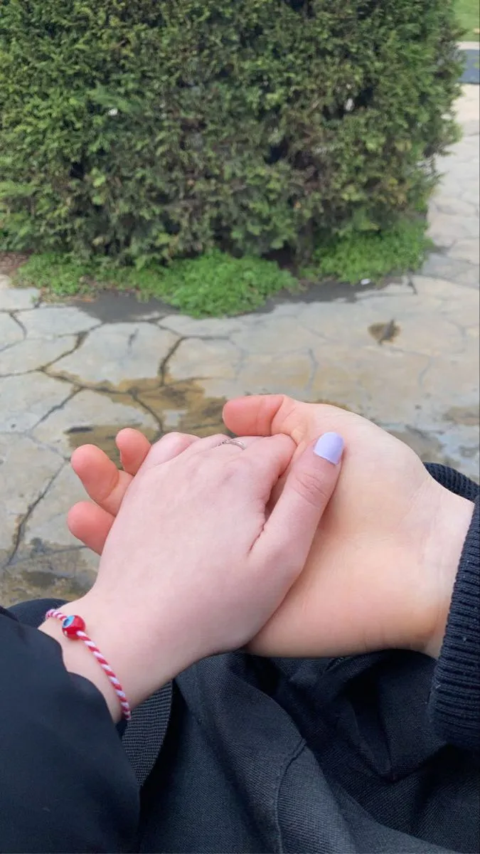 Kumpulan Foto Gandengan Tangan Terbagus dan Terlengkap 30 Foto Gandengan Tangan