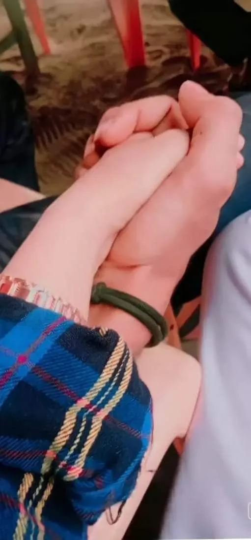 Kumpulan Foto Gandengan Tangan Terbagus dan Terlengkap 8 Foto Gandengan Tangan