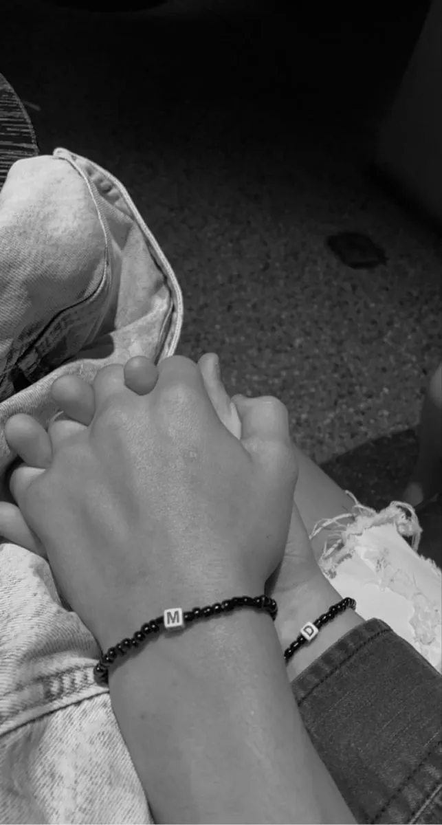 Kumpulan Foto Gandengan Tangan Terbagus dan Terlengkap 10 Foto Gandengan Tangan