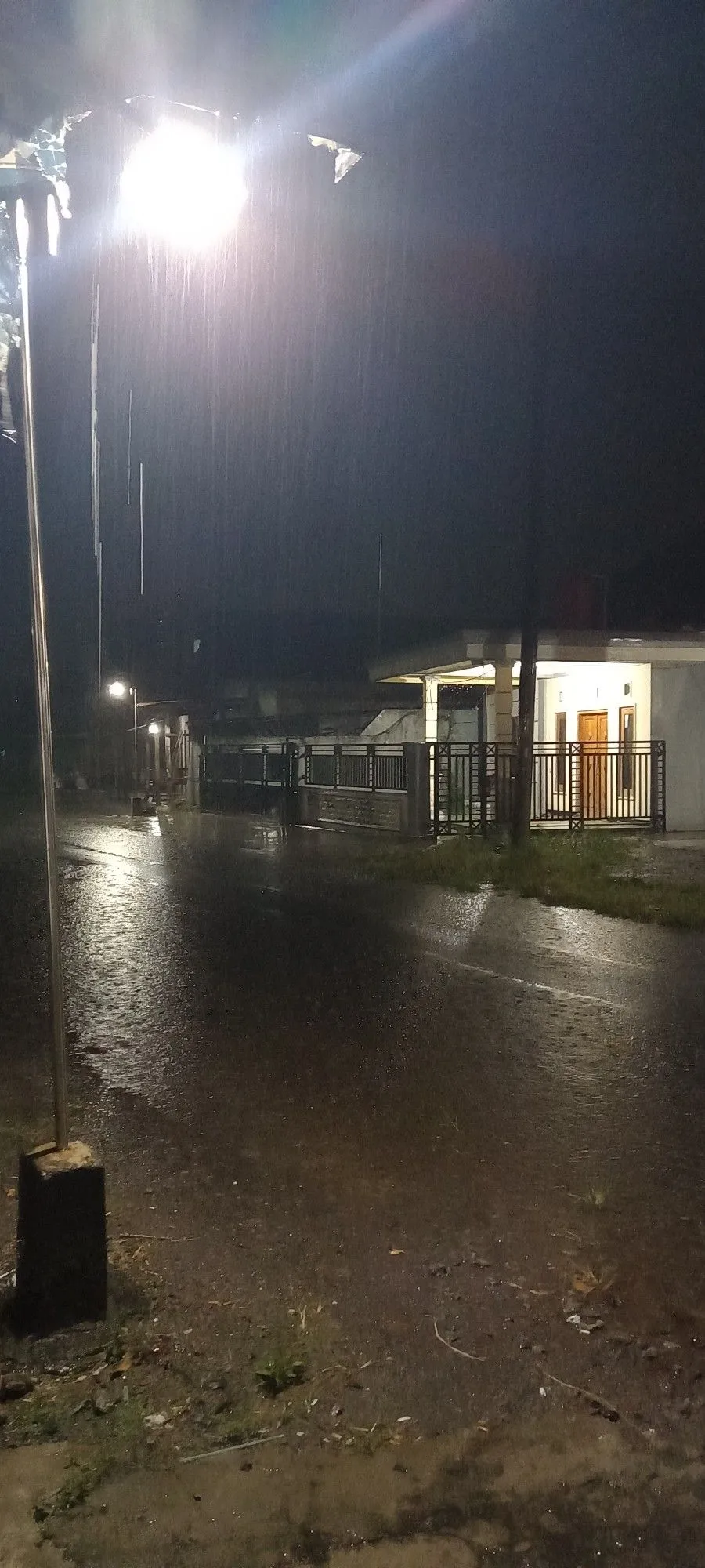 Kumpulan Foto Hujan Malam Hari Terbagus dan Terlengkap 22 Foto Hujan Malam Hari