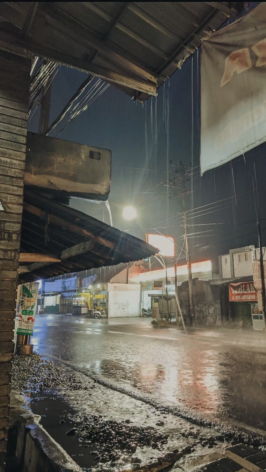 Kumpulan Foto Hujan Malam Hari Terbagus dan Terlengkap 14 Foto Hujan Malam Hari