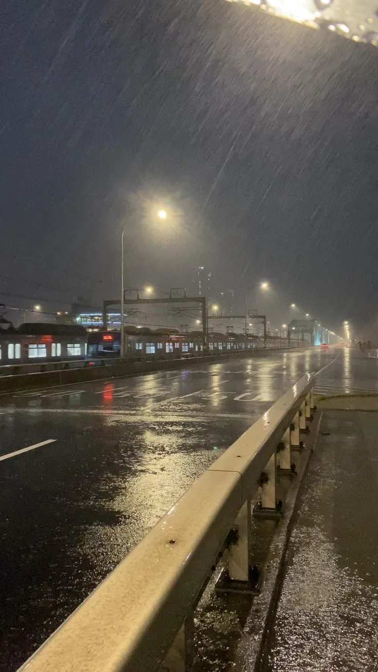 Kumpulan Foto Hujan Malam Hari Terbagus dan Terlengkap 9 Foto Hujan Malam Hari