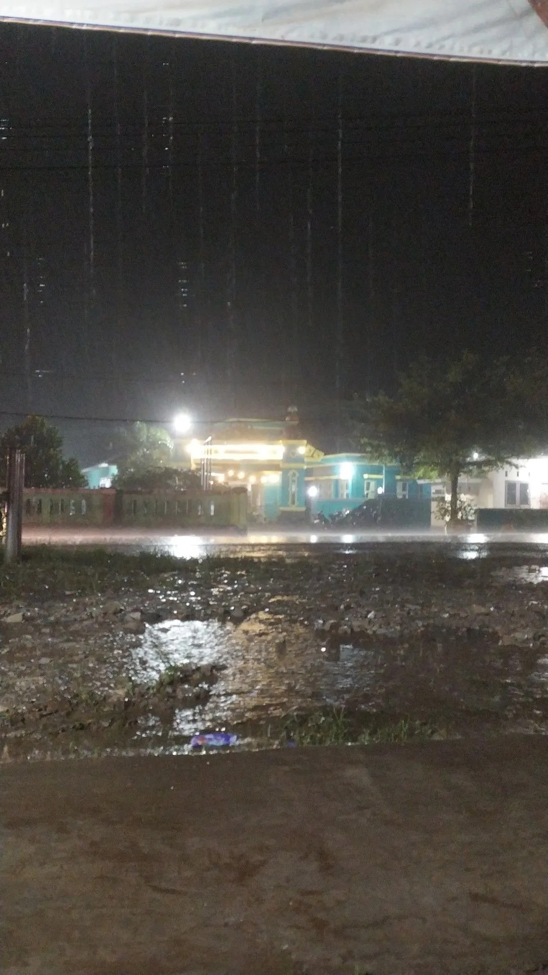 Kumpulan Foto Hujan Malam Hari Terbagus dan Terlengkap 8 Foto Hujan Malam Hari