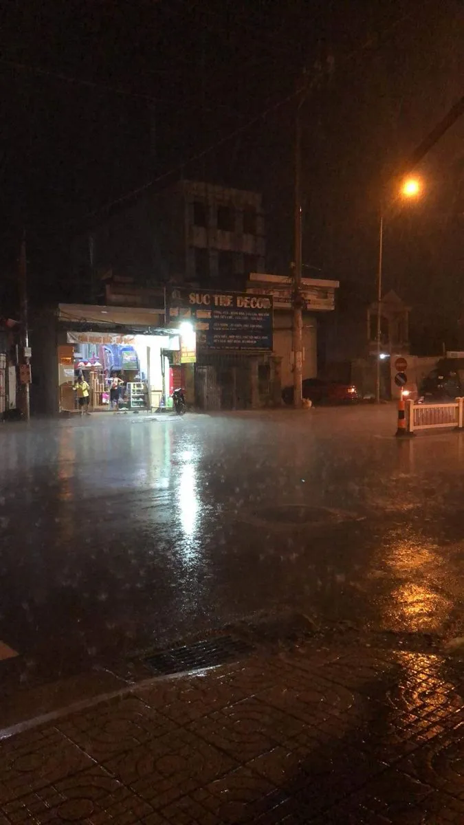 Kumpulan Foto Hujan Malam Hari Terbagus dan Terlengkap 6 Foto Hujan Malam Hari