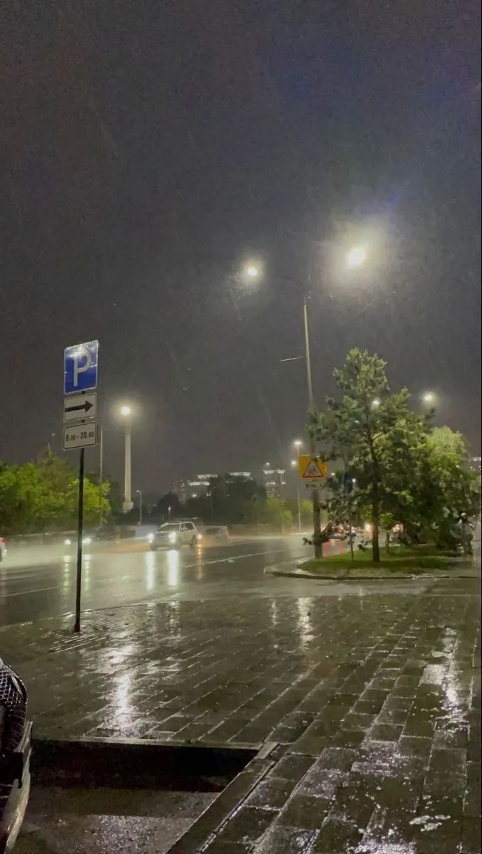 Kumpulan Foto Hujan Malam Hari Terbagus dan Terlengkap 4 Foto Hujan Malam Hari