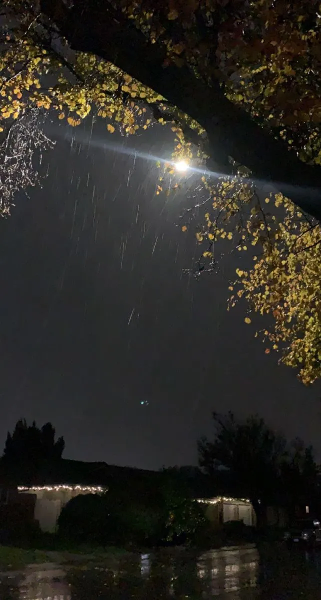 Kumpulan Foto Hujan Malam Hari Terbagus dan Terlengkap 3 Foto Hujan Malam Hari