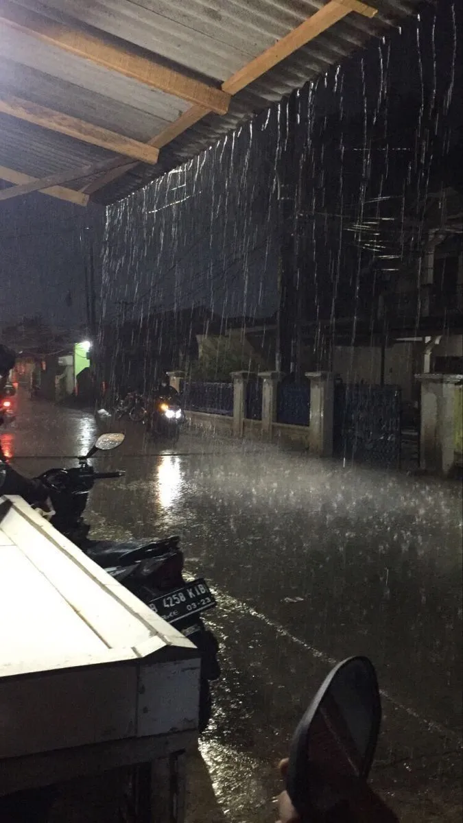 Kumpulan Foto Hujan Malam Hari Terbagus dan Terlengkap 23 Foto Hujan Malam Hari
