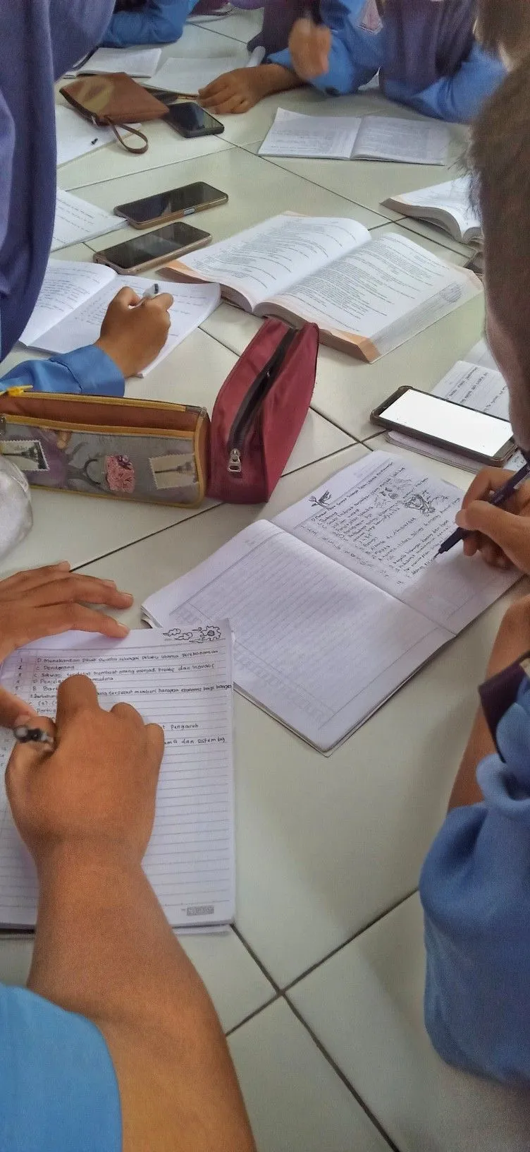 Kumpulan Foto Kerja Kelompok Terbagus dan Terlengkap 21 Foto Kerja Kelompok