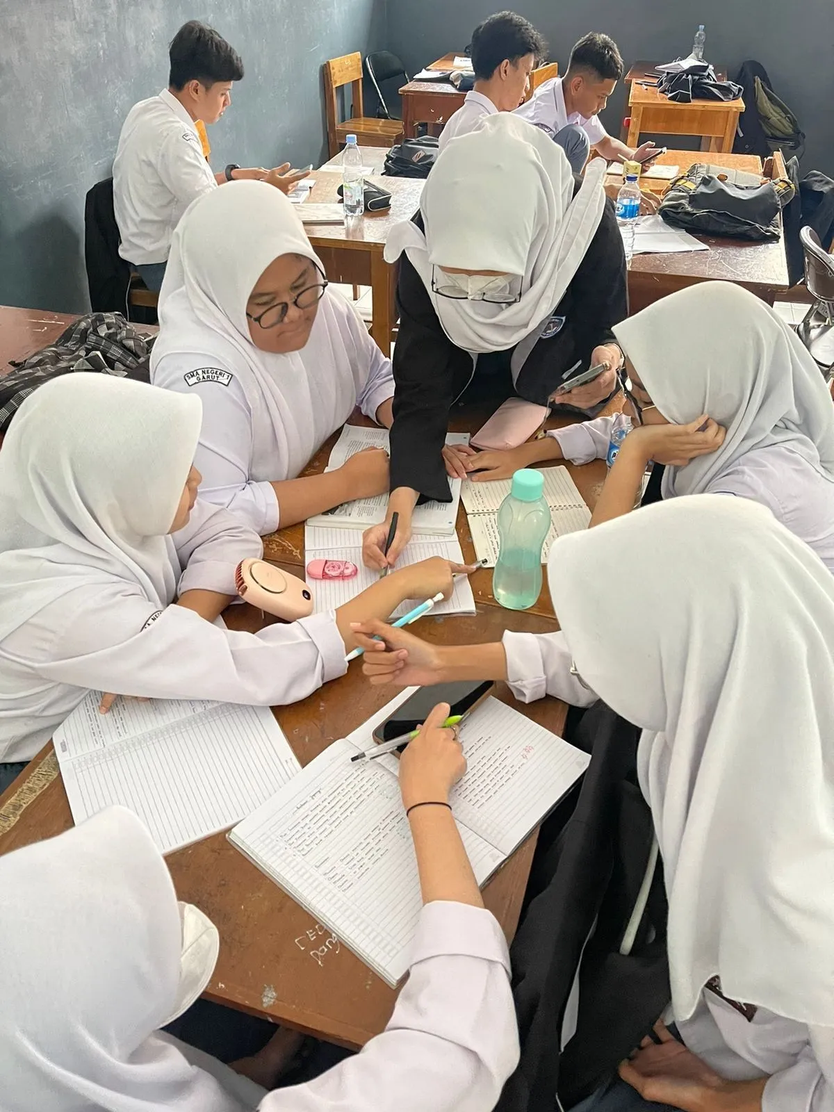 Kumpulan Foto Kerja Kelompok Terbagus dan Terlengkap 9 Foto Kerja Kelompok