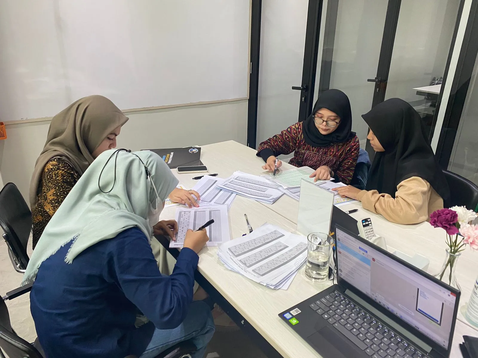 Kumpulan Foto Kerja Kelompok Terbagus dan Terlengkap 29 Foto Kerja Kelompok