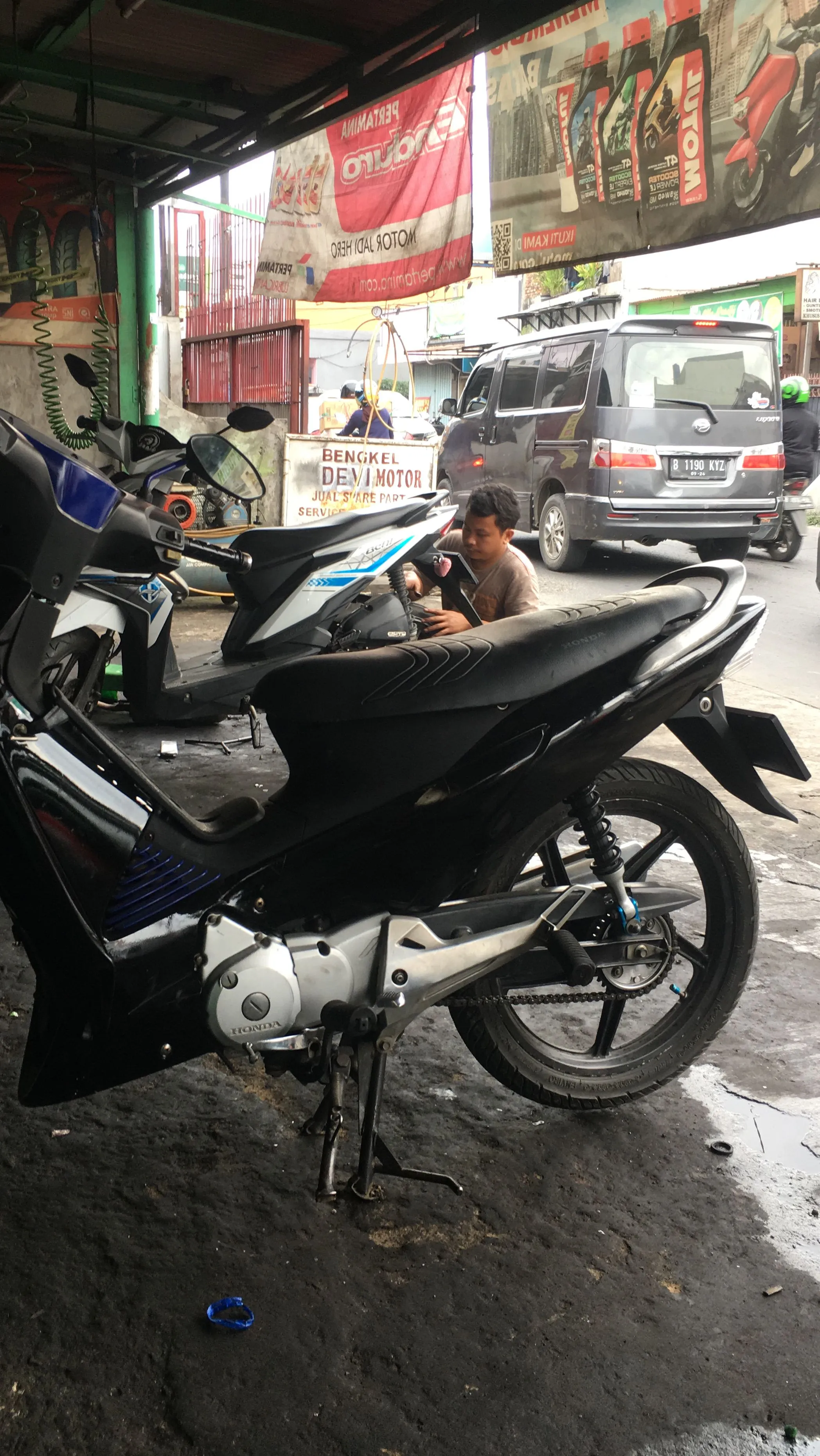 Kumpulan Foto Bengkel Motor Terbagus dan Terlengkap 13 Foto Bengkel Motor