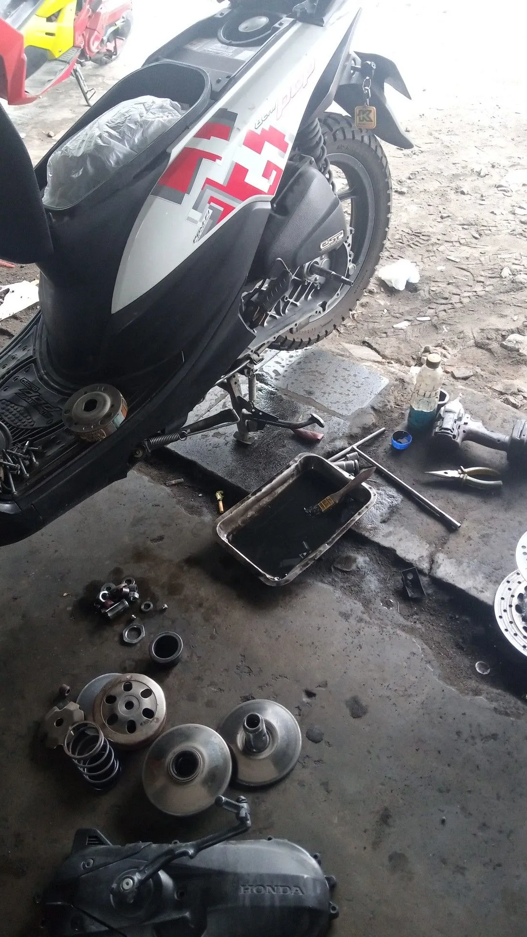 Kumpulan Foto Bengkel Motor Terbagus dan Terlengkap 19 Foto Bengkel Motor