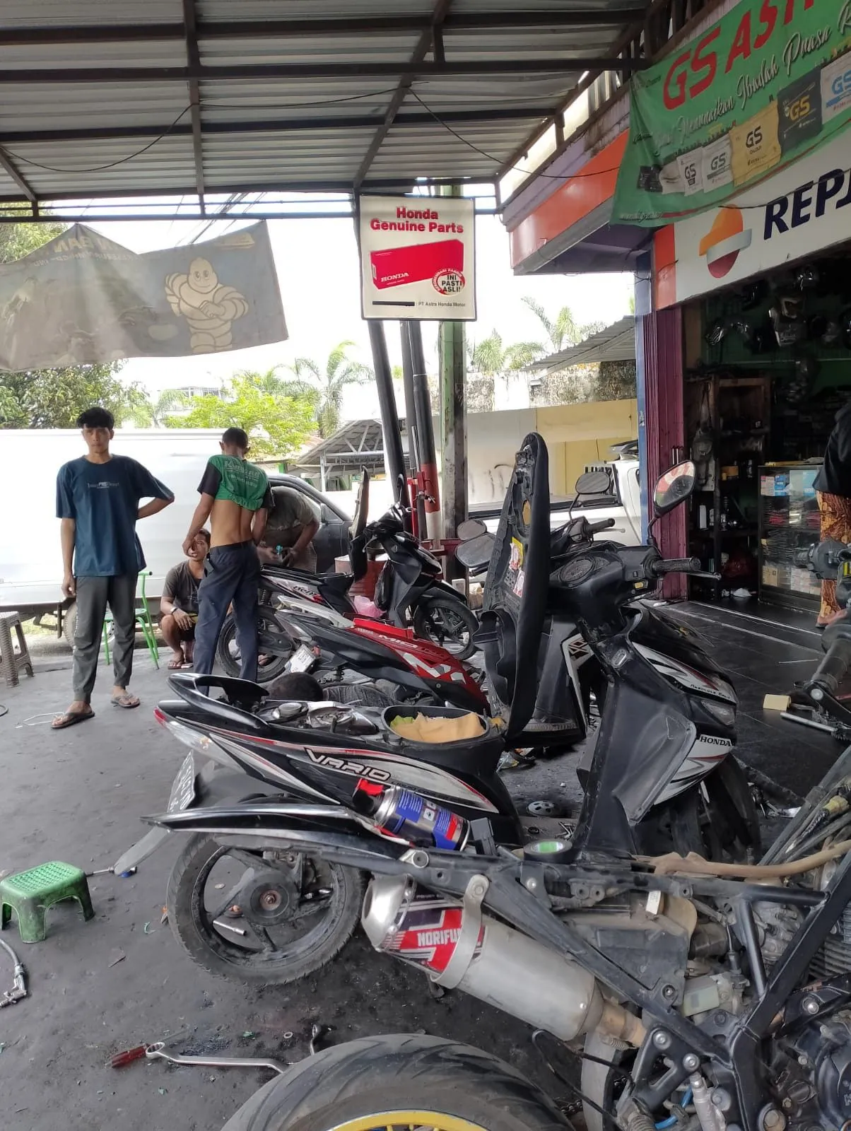 Kumpulan Foto Bengkel Motor Terbagus dan Terlengkap 25 Foto Bengkel Motor