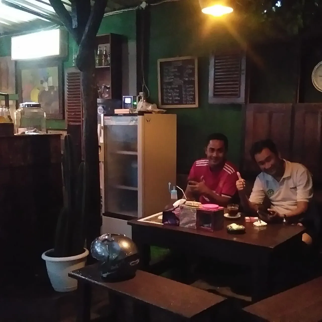 Kumpulan Foto di Cafe Malam Hari Terbagus dan Terlengkap 20 Foto di Cafe Malam Hari