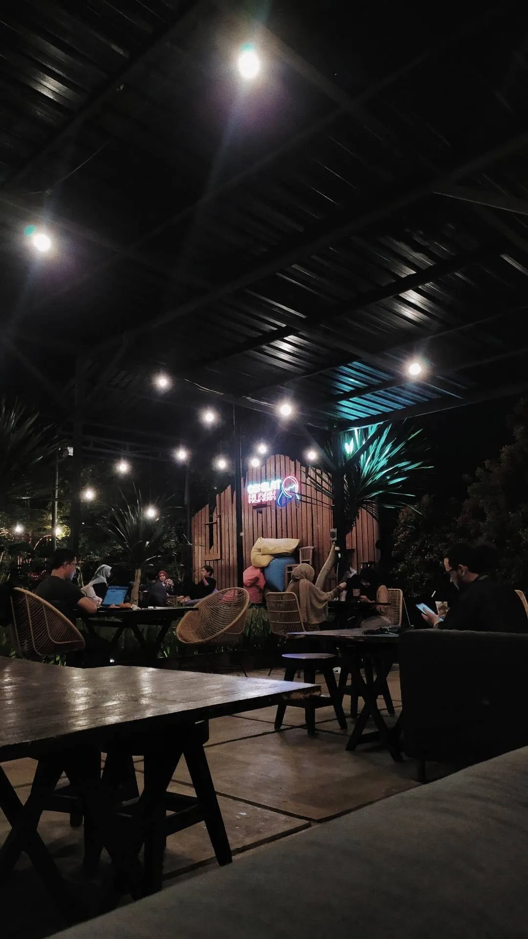 Kumpulan Foto di Cafe Malam Hari Terbagus dan Terlengkap 6 Foto di Cafe Malam Hari