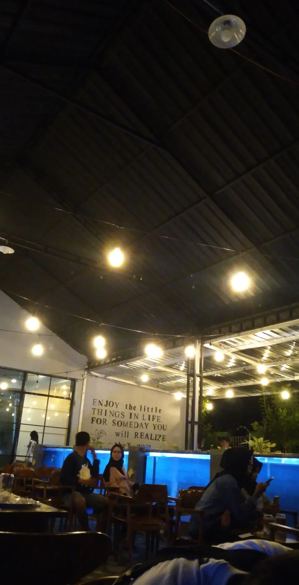 Kumpulan Foto di Cafe Malam Hari Terbagus dan Terlengkap 24 Foto di Cafe Malam Hari