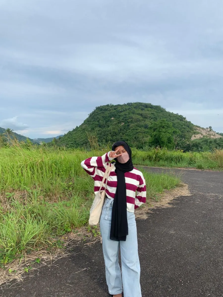 Kumpulan Gaya Foto Berdiri Hijab Terbagus dan Terlengkap 32 Gaya Foto Berdiri Hijab