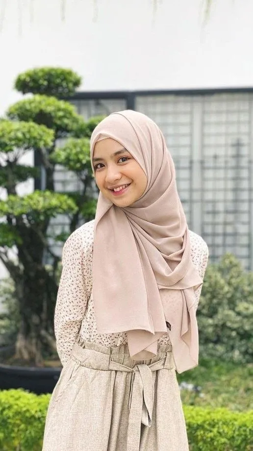 Kumpulan Gaya Foto Berdiri Hijab Terbagus dan Terlengkap 23 Gaya Foto Berdiri Hijab