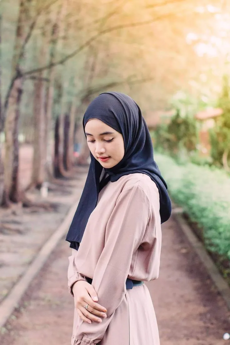 Kumpulan Gaya Foto Berdiri Hijab Terbagus dan Terlengkap 21 Gaya Foto Berdiri Hijab
