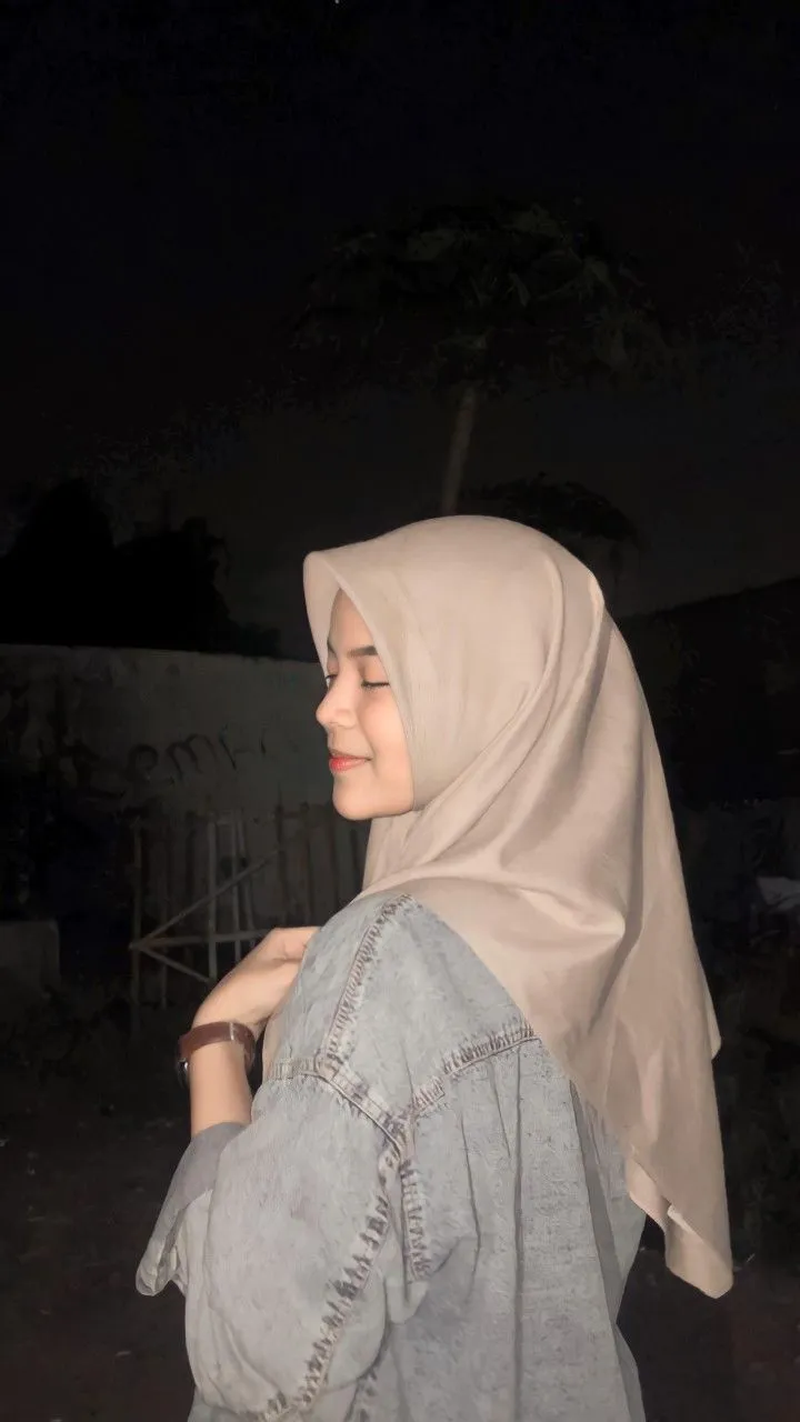 Kumpulan Gaya Foto Berdiri Hijab Terbagus dan Terlengkap 20 Gaya Foto Berdiri Hijab