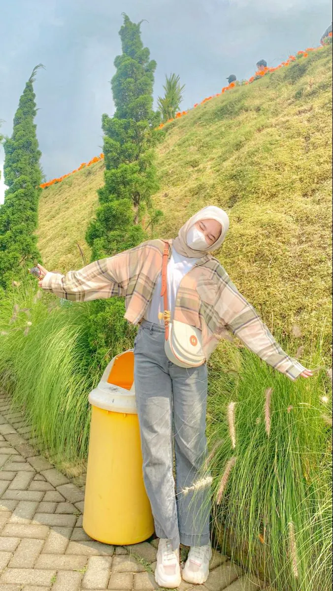 Kumpulan Gaya Foto Berdiri Hijab Terbagus dan Terlengkap 19 Gaya Foto Berdiri Hijab