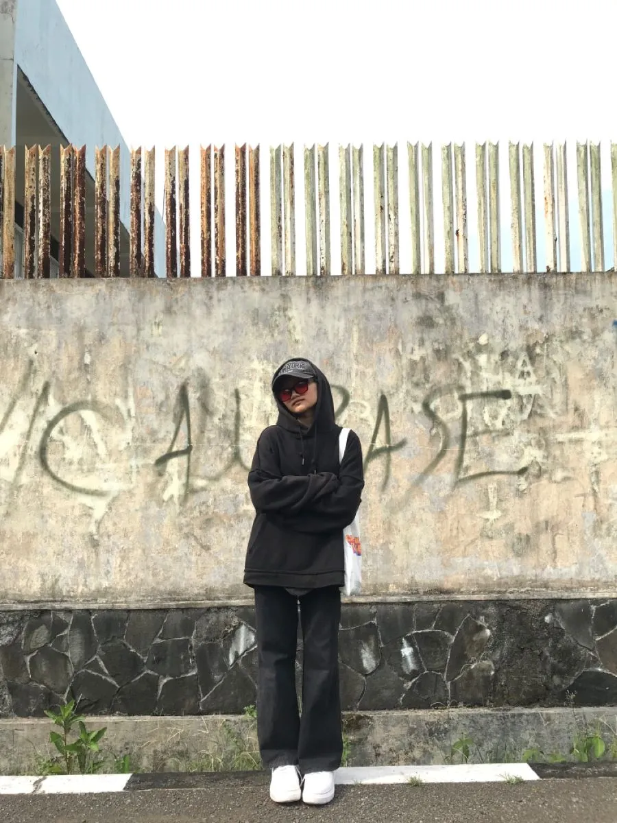 Kumpulan Gaya Foto Berdiri Hijab Terbagus dan Terlengkap 18 Gaya Foto Berdiri Hijab