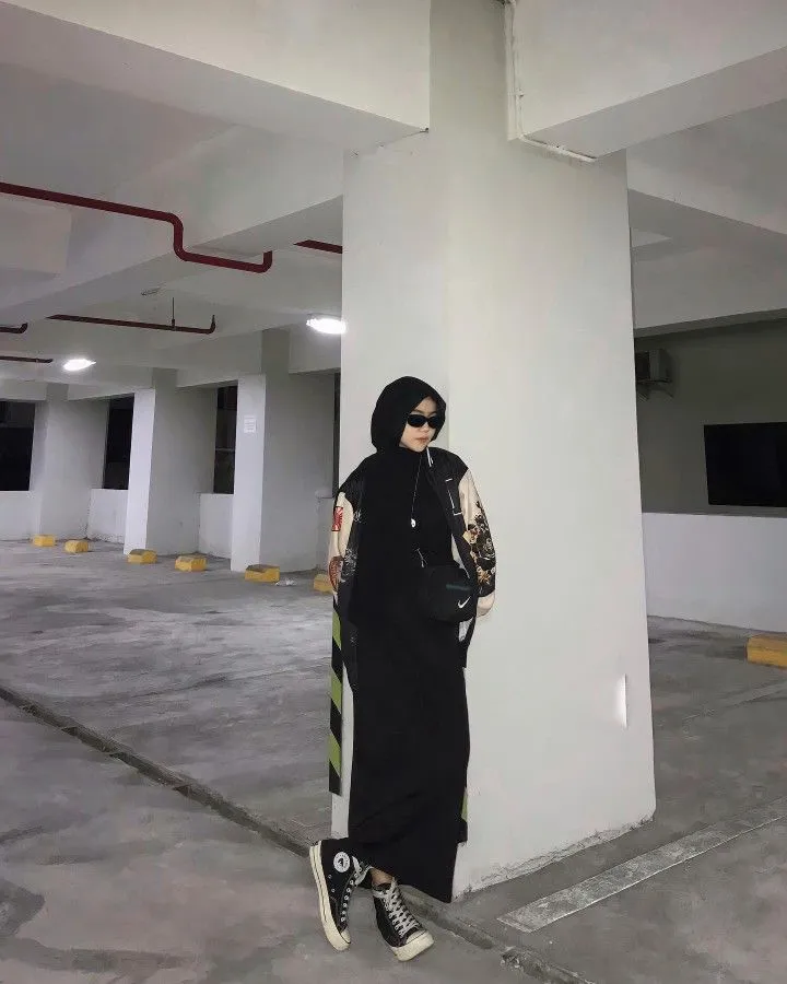 Kumpulan Gaya Foto Berdiri Hijab Terbagus dan Terlengkap 17 Gaya Foto Berdiri Hijab