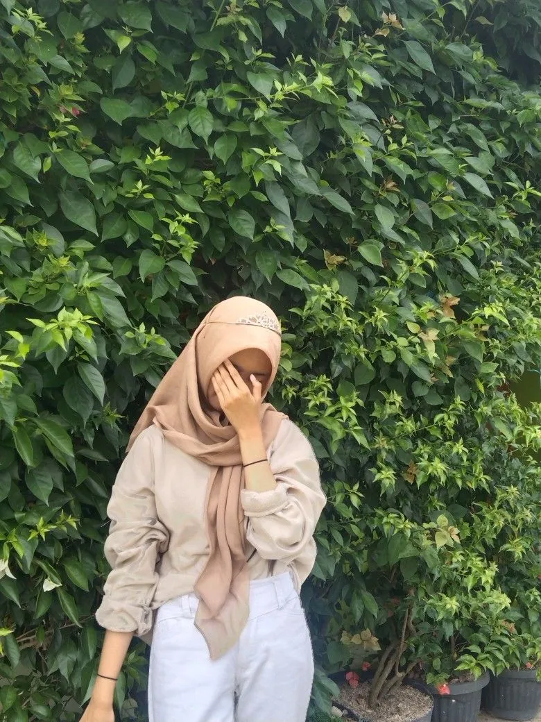Kumpulan Gaya Foto Berdiri Hijab Terbagus dan Terlengkap 16 Gaya Foto Berdiri Hijab