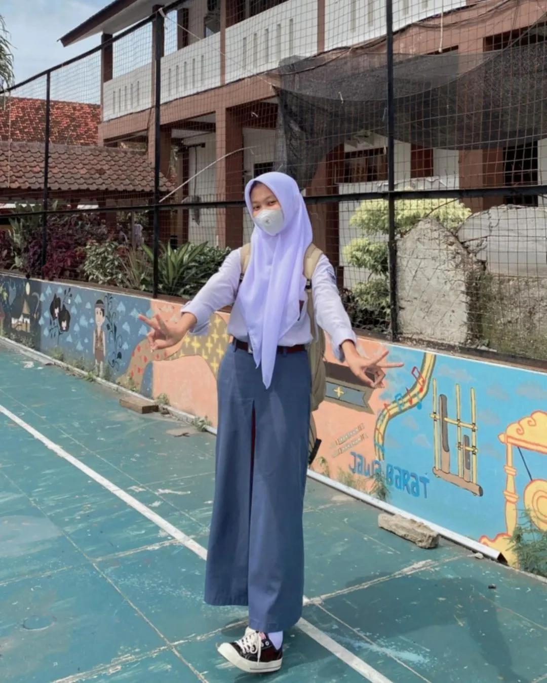 Kumpulan Gaya Foto Berdiri Hijab Terbagus dan Terlengkap 15 Gaya Foto Berdiri Hijab