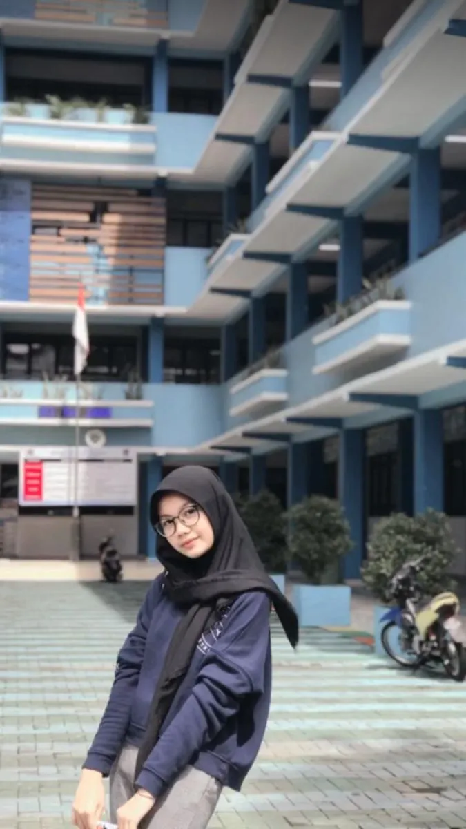 Kumpulan Gaya Foto Berdiri Hijab Terbagus dan Terlengkap 31 Gaya Foto Berdiri Hijab