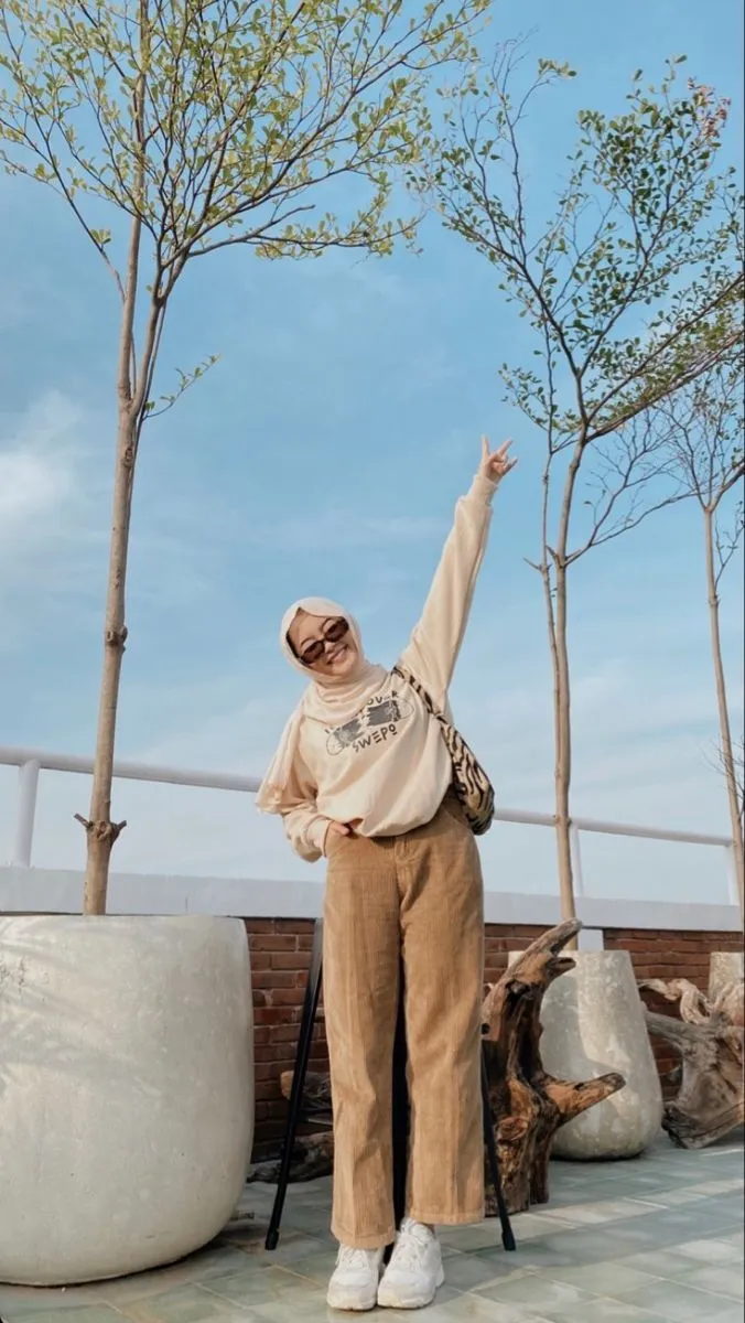 Kumpulan Gaya Foto Berdiri Hijab Terbagus dan Terlengkap 11 Gaya Foto Berdiri Hijab