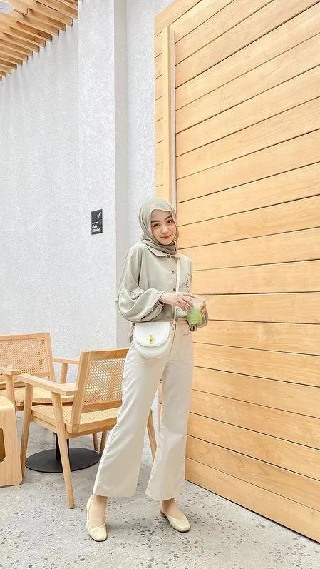 Kumpulan Gaya Foto Berdiri Hijab Terbagus dan Terlengkap 9 Gaya Foto Berdiri Hijab